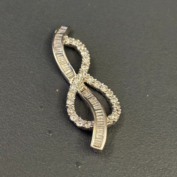 Genuine Diamond Infinity Pendant in 18K White Gold – Priced to Sell Fast 💫 - Picture 1 of 3